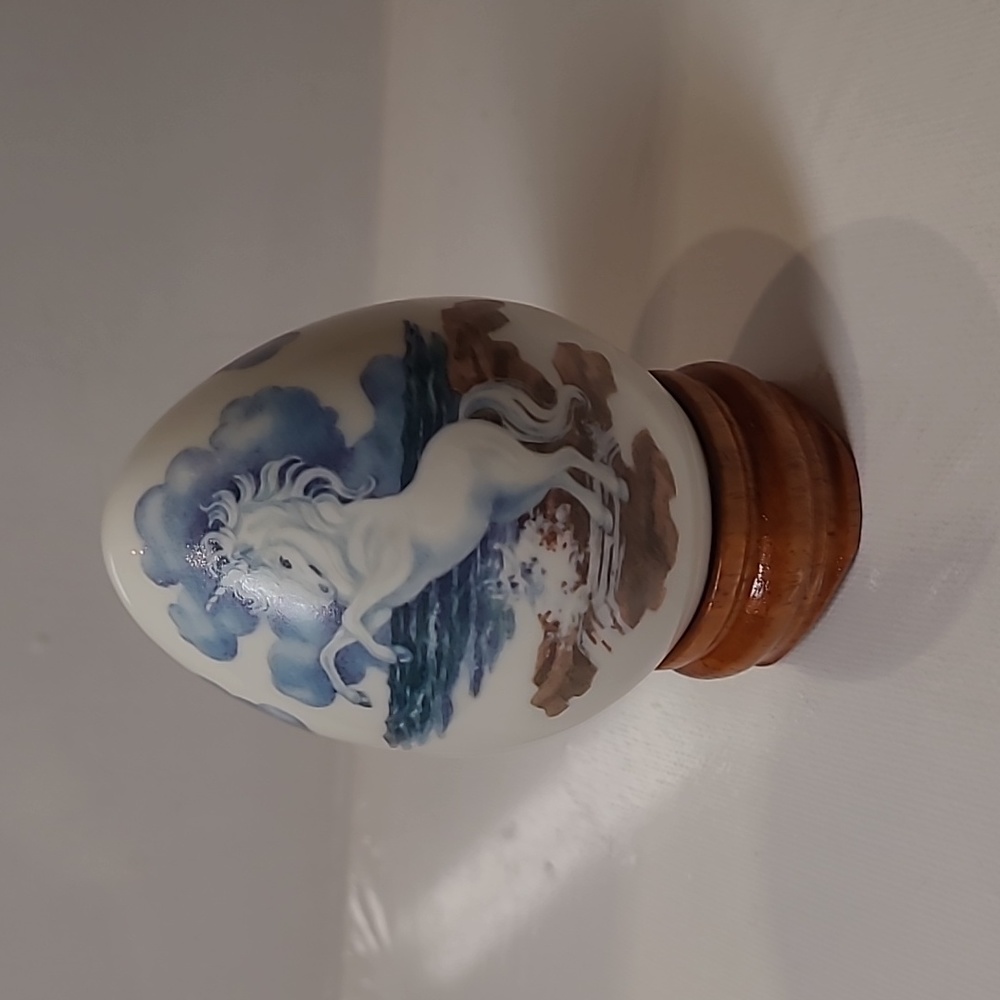 Vintage Princeton gallery 1993 porcelain egg Unicorn w/ wood stand